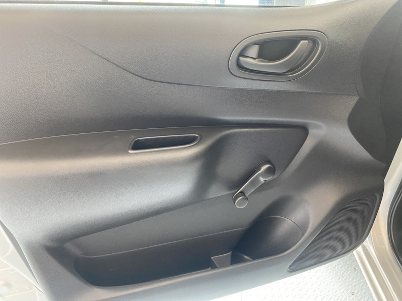 Nissan Comerciales NP300 2 pts. Pick-Up, Cab. Sencilla, TM6, a/ac. 2024